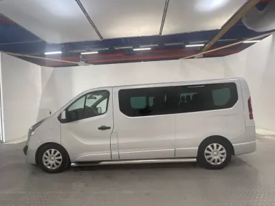 Opel Vivaro Kombi Lång 125hk Värmare Navi B-Kamera 9-Sits